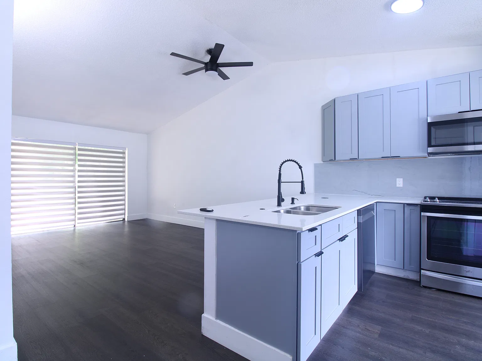 2 bed, 900 sqft, $1,900 — Photo 2