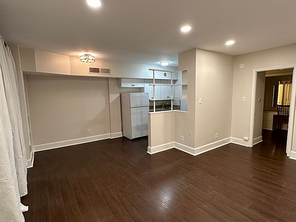 2nd image of 400 Queens Rd