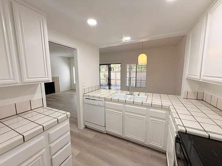 2040 Donovan Ct — Photo 3