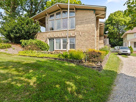3rd image of 2515 Hillside Dr NW