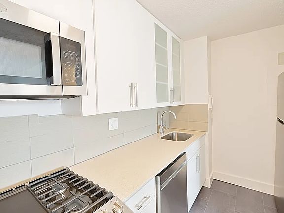 2nd image of 470 2nd Ave APT 2F