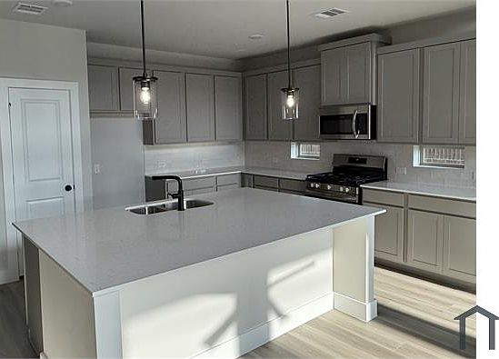 3rd image of 2401 Overlook Dr