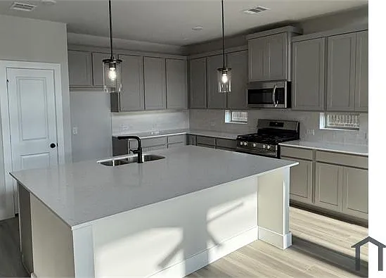 2401 Overlook Dr — Photo 3