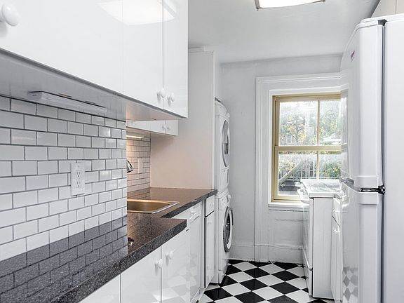 3rd image of 64 Bank St APT 5