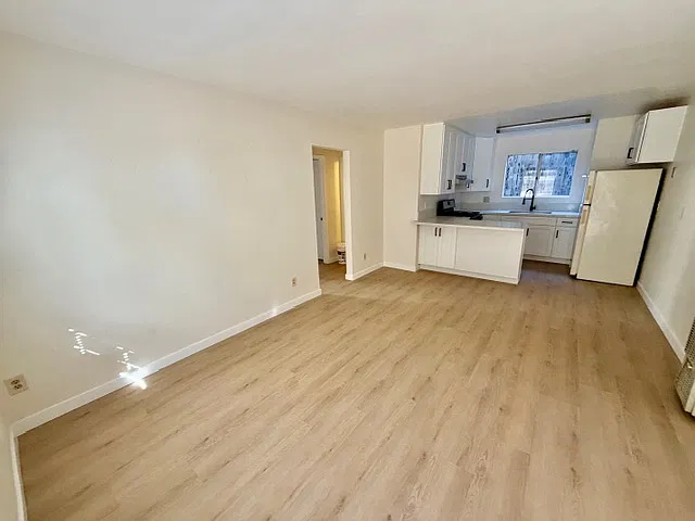 2 bed, 640 sqft, $2,400 — Photo 4