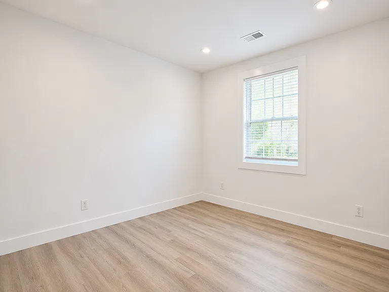 935 Jackson Ave — Photo 8