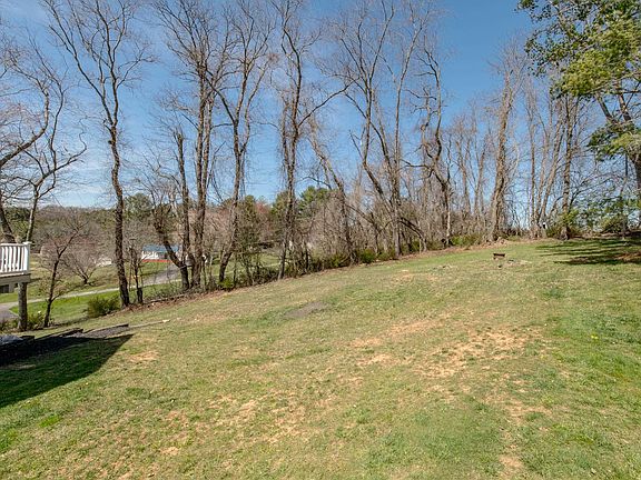 4th image of 121 Carriage Dr