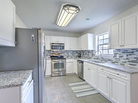 4th image of 105 Lakewood Dr