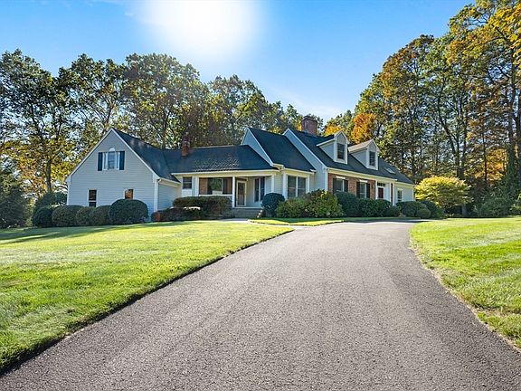 3rd image of 10 Forest Glade Dr