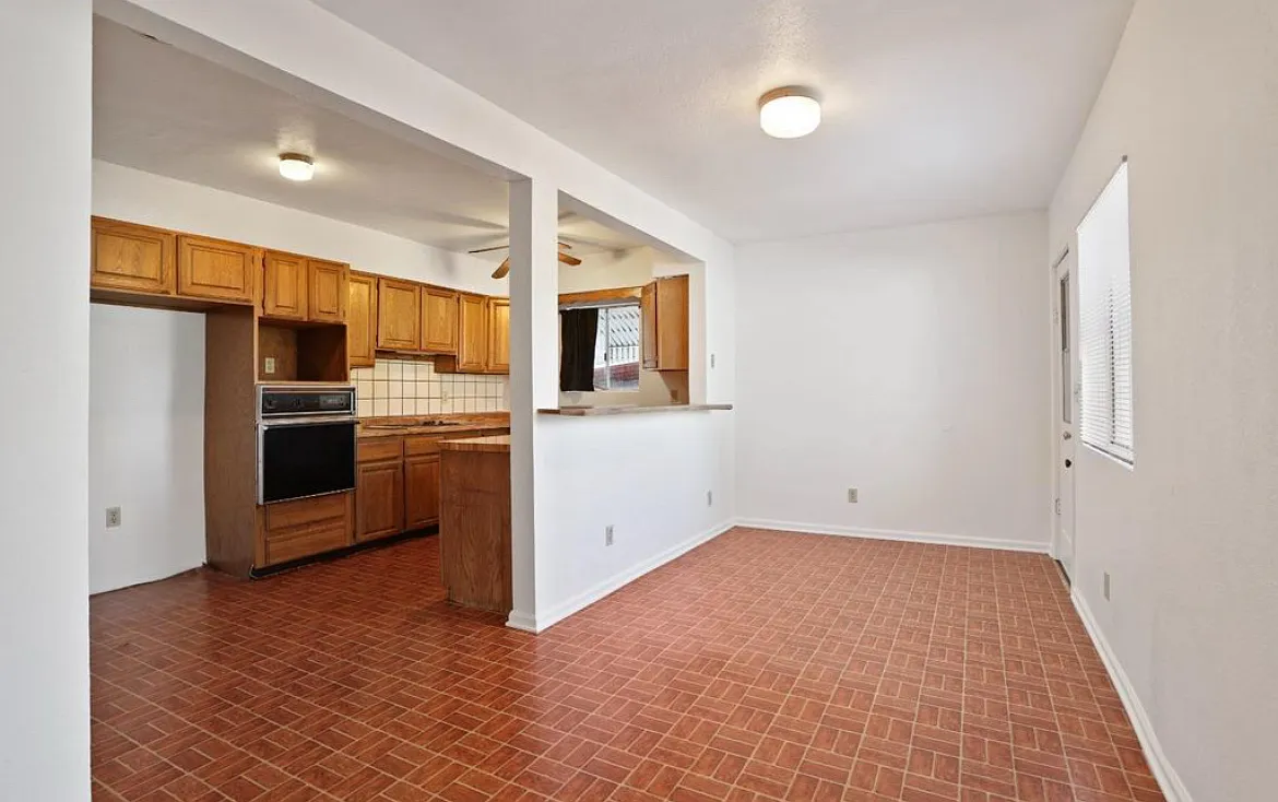 3 bed, 1180 sqft, $2,250 — Photo 2