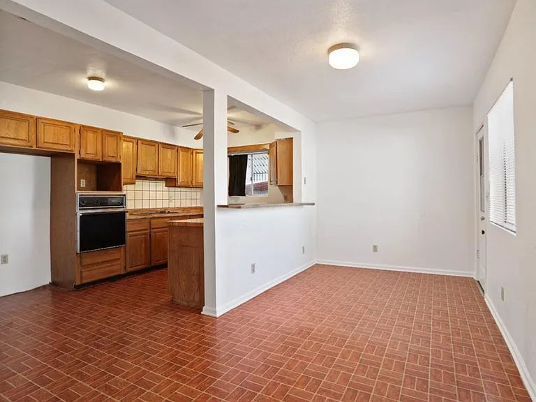 1802 W Harding Way — Photo 2