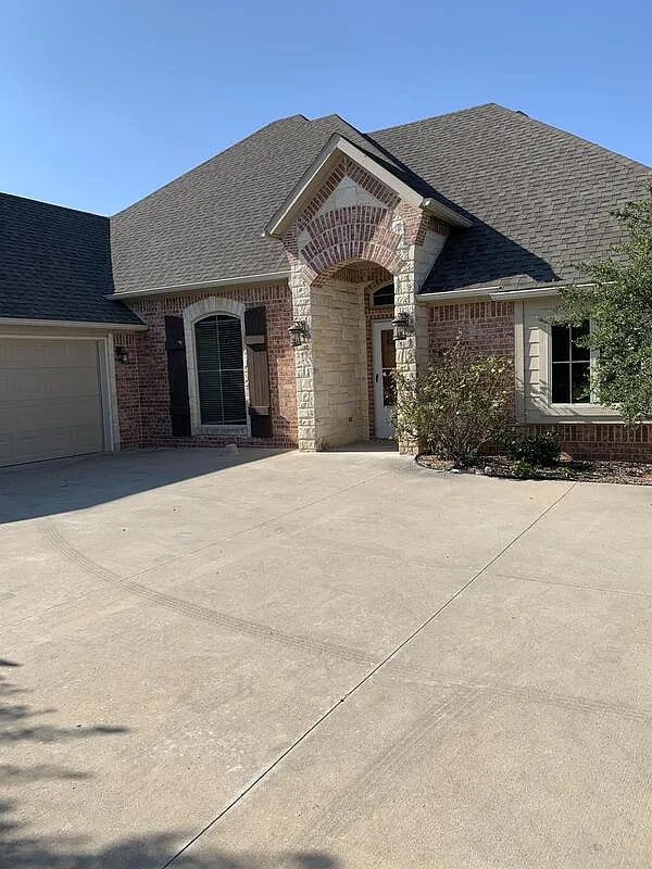 4 bed, 2.0 bath, 2088 sqft, $2,300 — Photo 2