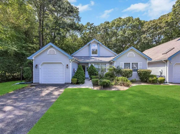 19 Huntingdale Way, Middle Island, NY 11953