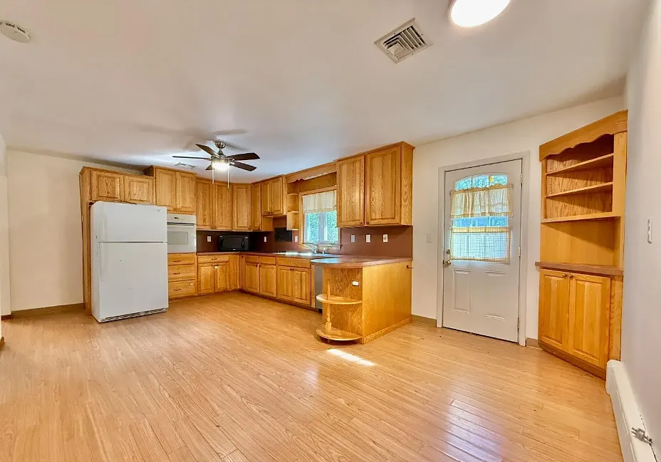 452 Cranbury Rd — Photo 2