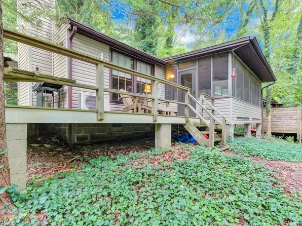 3549 Rockwood Dr SW, Sherrodsville, OH 44615