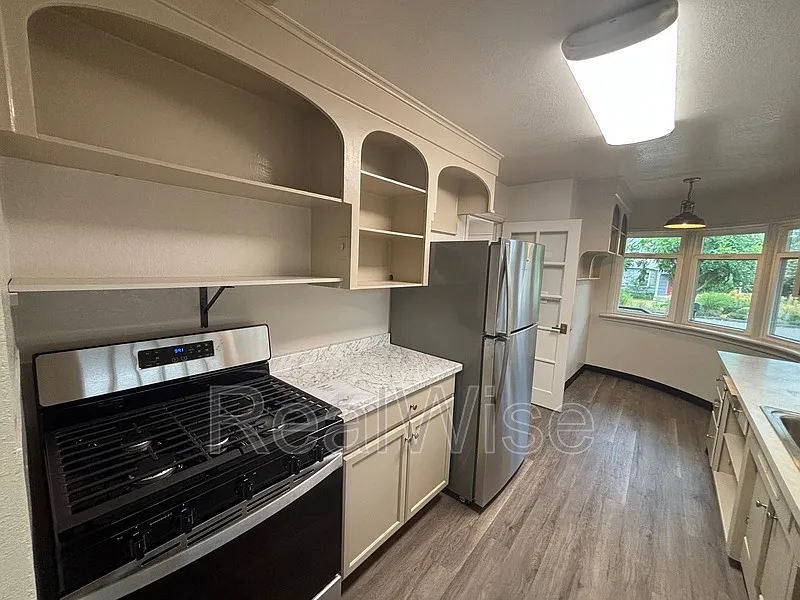 3 bed, 3.0 bath, 1900 sqft, $2,000 — Photo 4