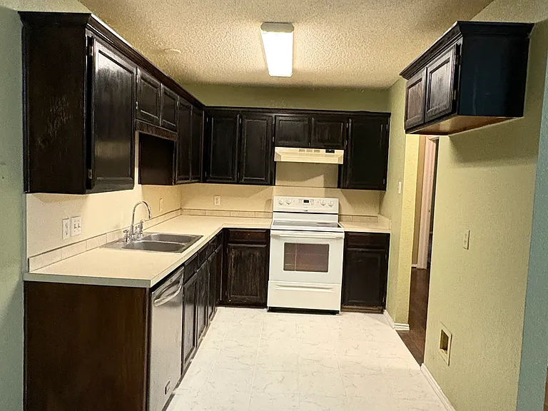 7023 Lincoln Dr — Photo 1