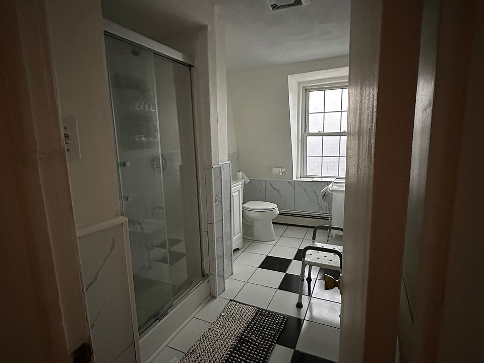1st image of 125 London St