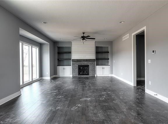 3rd image of 10325 N Flora Ave