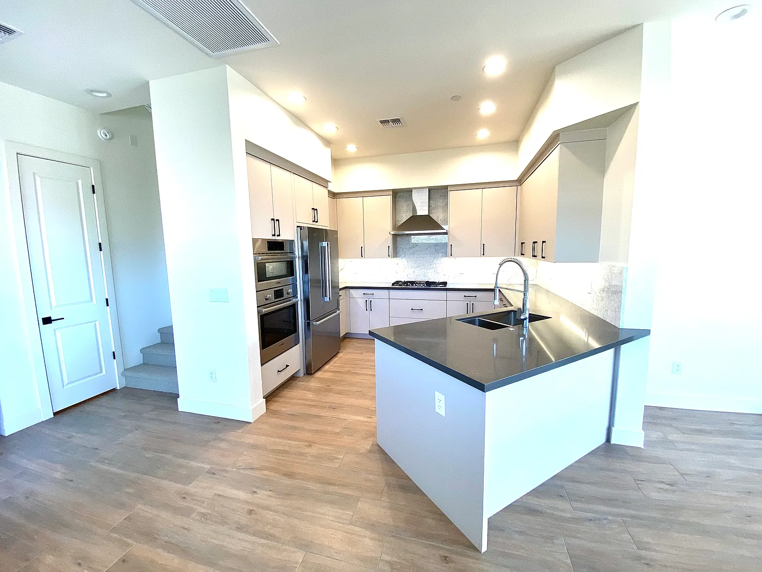 3 bed, 3.5 bath, 2191 sqft, $3,700 — Photo 4