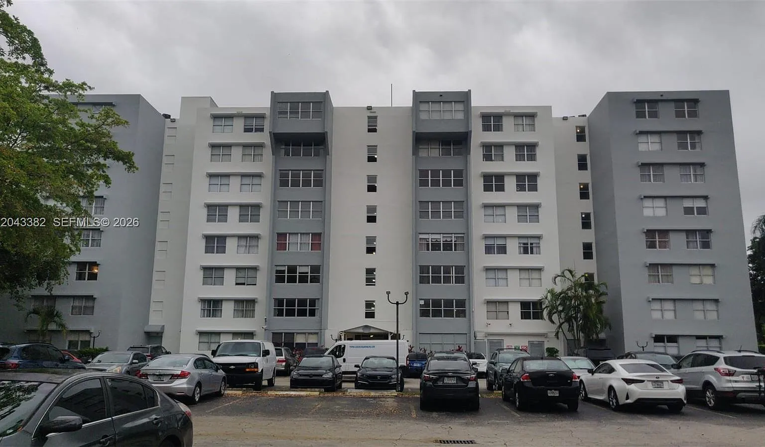 Dadeland Place Condo — Photo 1