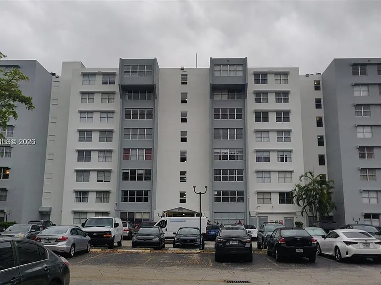 9001 SW 77th Ave #C606 — Photo 1