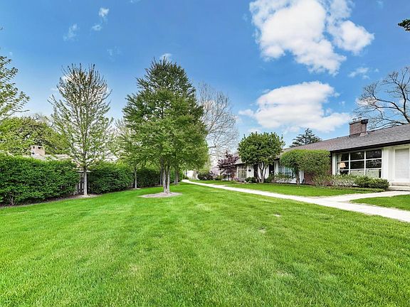 5th image of 307 Crestwood Vlg