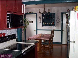 Modern Eat-In Kitchen