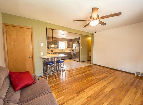 3rd image of 124 E Marseille Dr