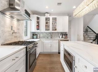 302 Hoym St, Fort Lee, NJ 07024