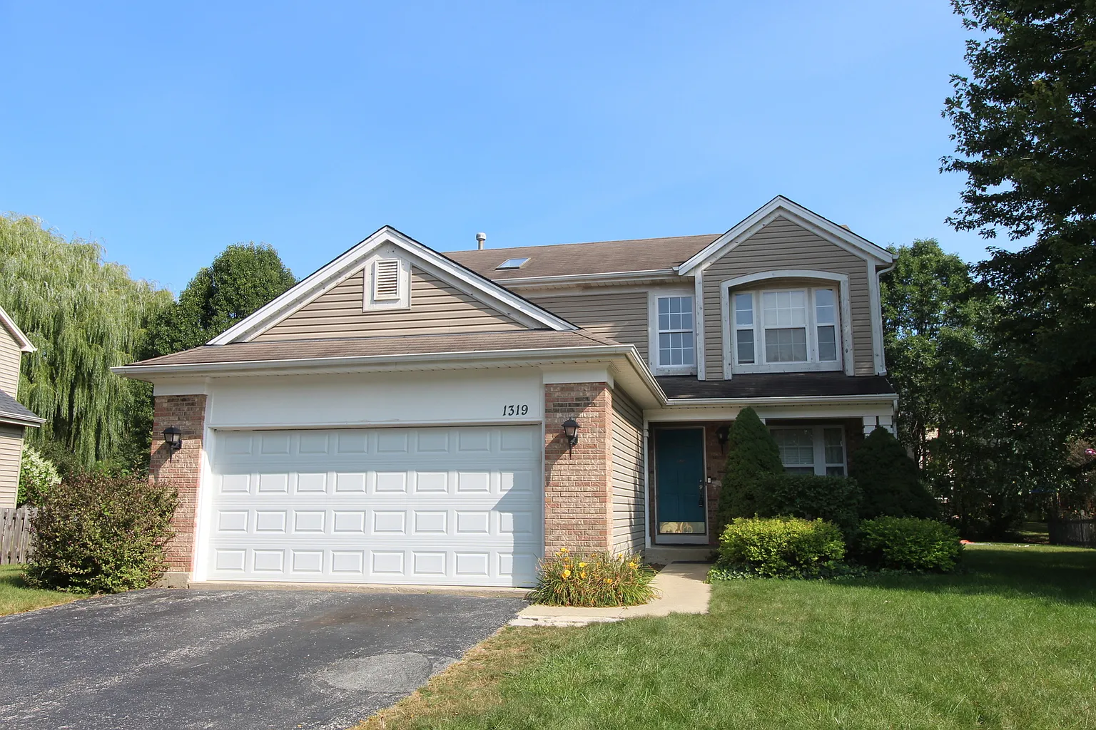 1319 Churchill Ln photo 1