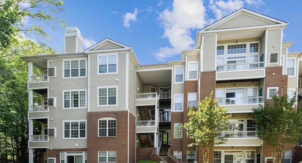 2 bed, 2.0 bath, 1028 sqft, $2,350 — Photo 1