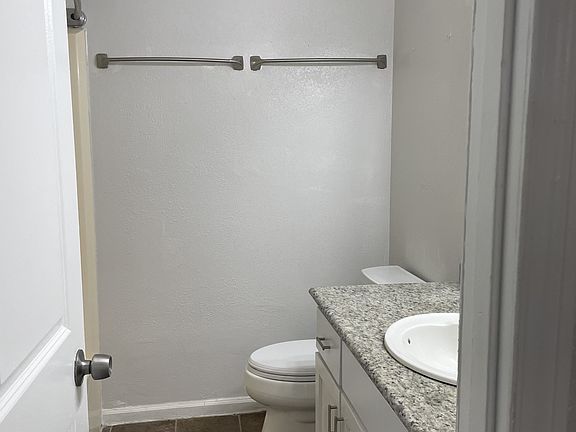 3rd image of 107 Lakeside Cir APT B
