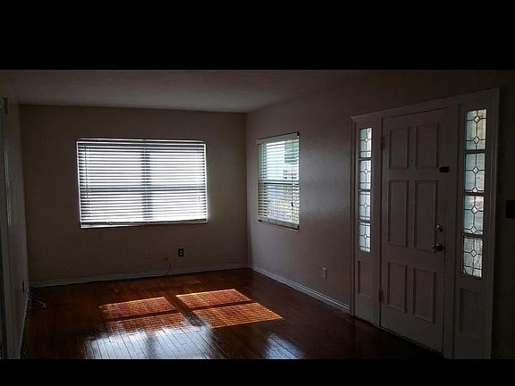 4th image of 560 12th Ave NE #5