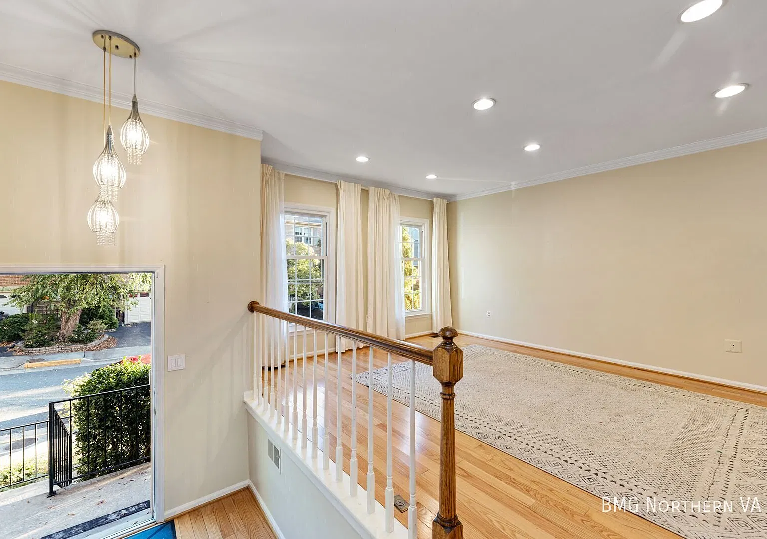 Attractive 3-Bedroom Townhome in Willow Creek Community — Photo 4