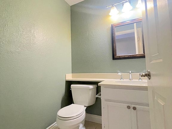 4th image of 934 La Mesa Ter Unit E