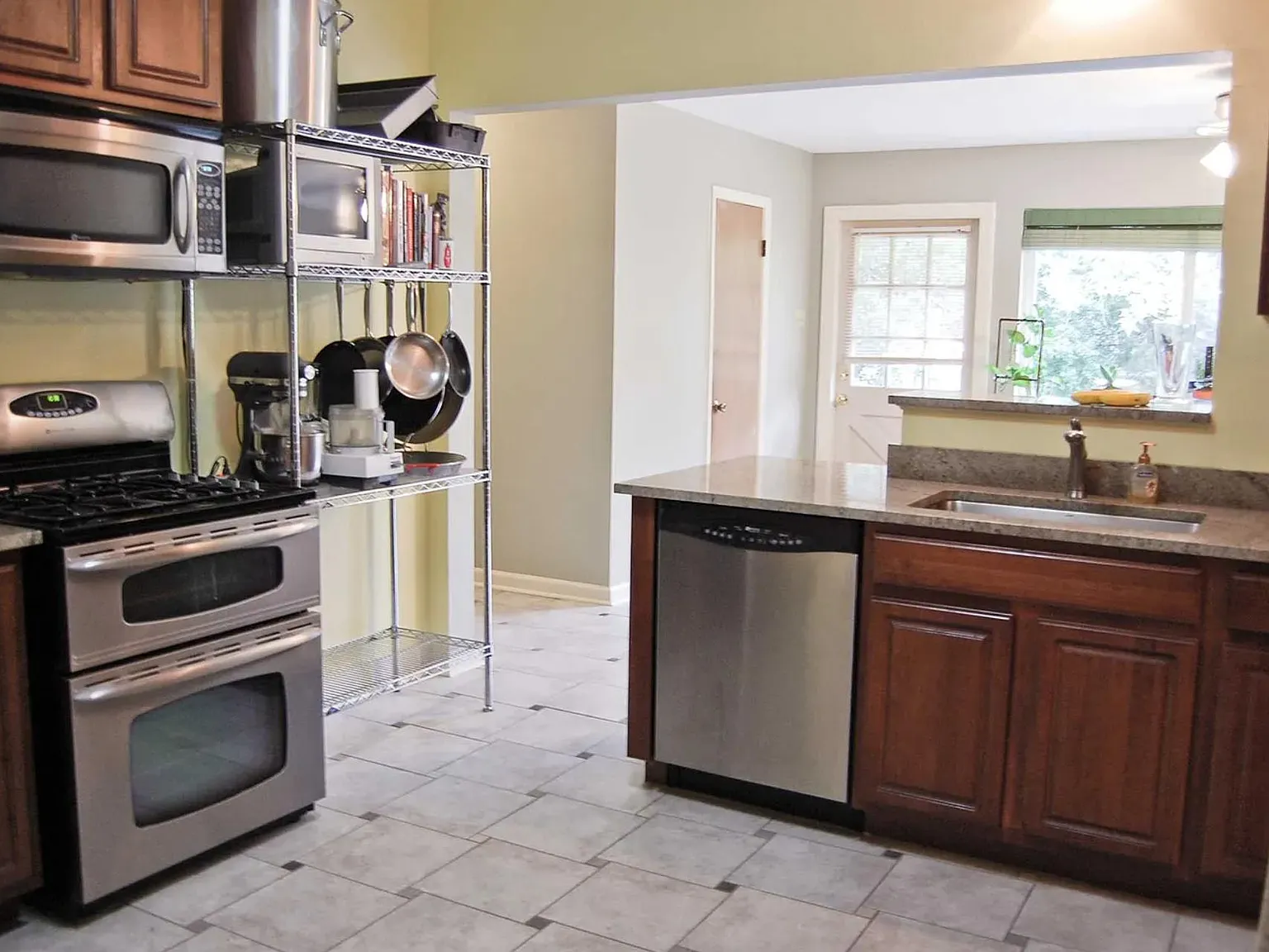6 bed, 2528 sqft, $7,200 — Photo 3