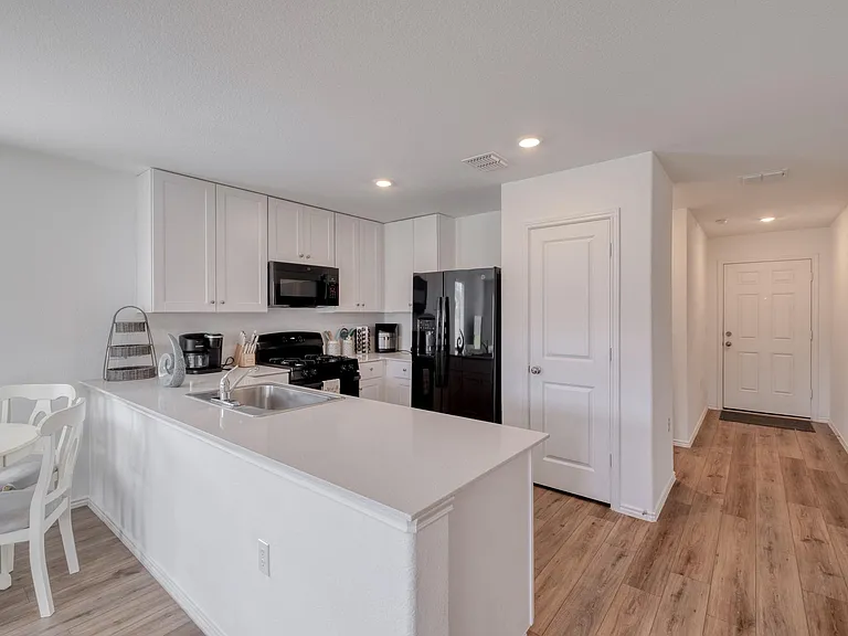 2516 Carpathian Cv — Photo 4