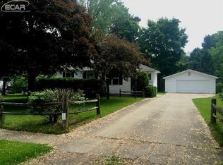 718 Forest Dr, Fenton, MI 48430