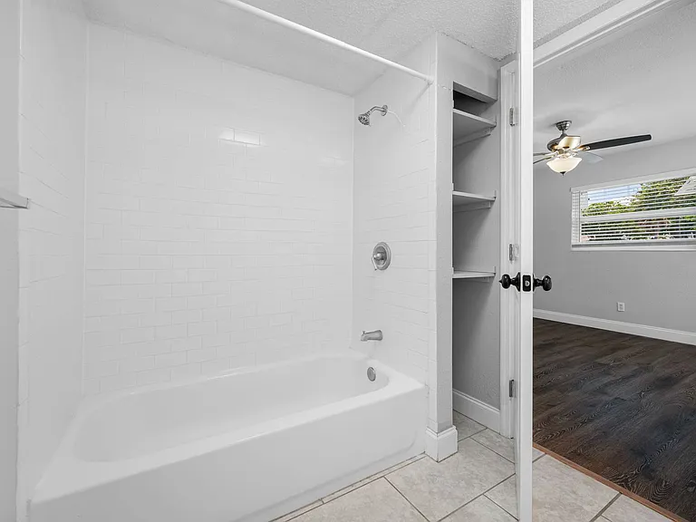 1200 Beach Dr NE — Photo 12