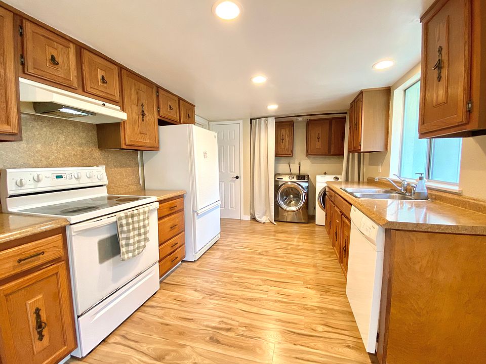 kitchen + washer/dryer hookups
