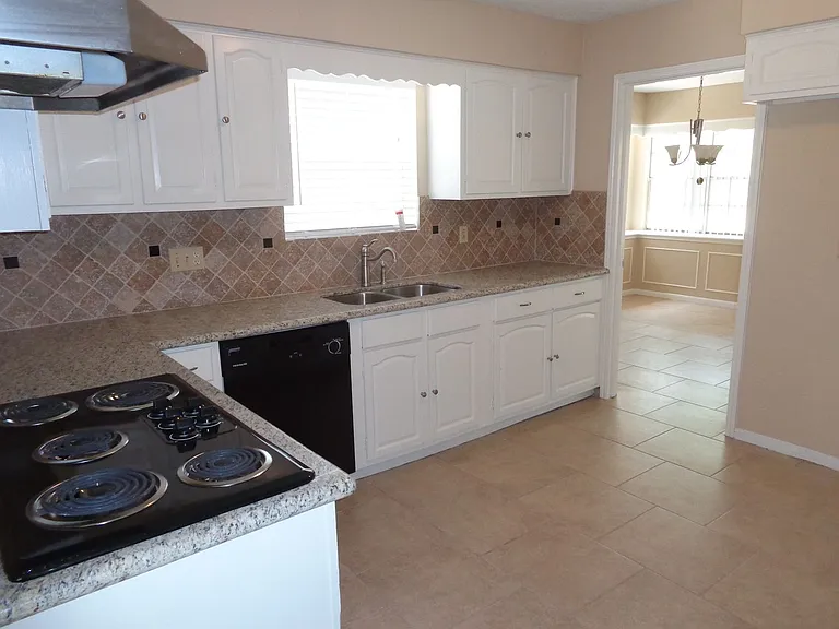 2735 Manila Ln — Photo 9