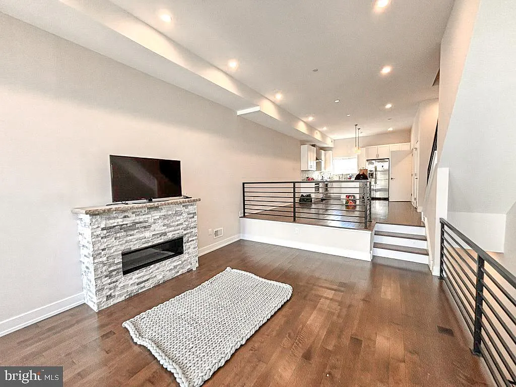 4 bed, 3.5 bath, 2144 sqft, $4,600 — Photo 2