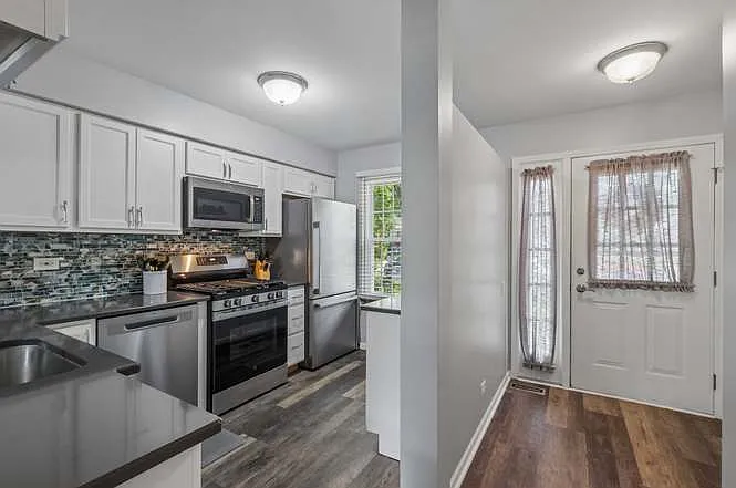 2 bed, 1.5 bath, 1268 sqft, $2,395 — Photo 3