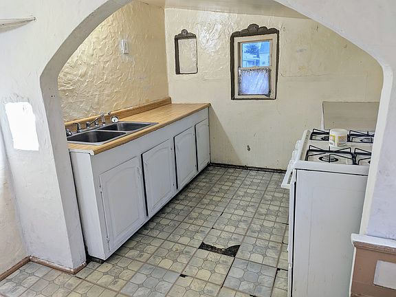 2nd image of 15 W 10th St