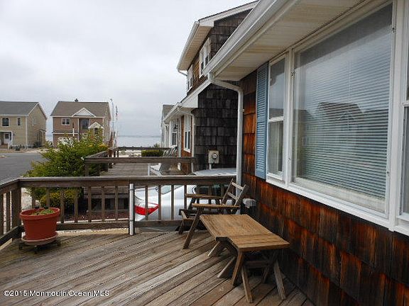 3rd image of 326 Gerrard Ave