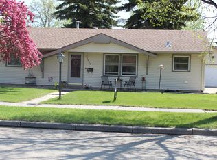 2006 California Dr, Minot, ND 58703