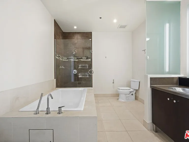 1100 Hope St #Penthouse 205 — Photo 33