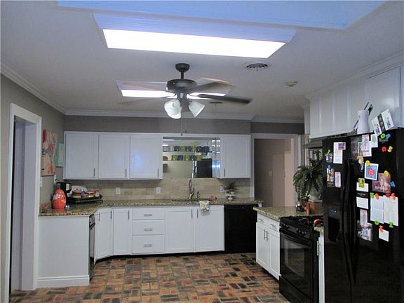 4th image of 404 Pecan Dr