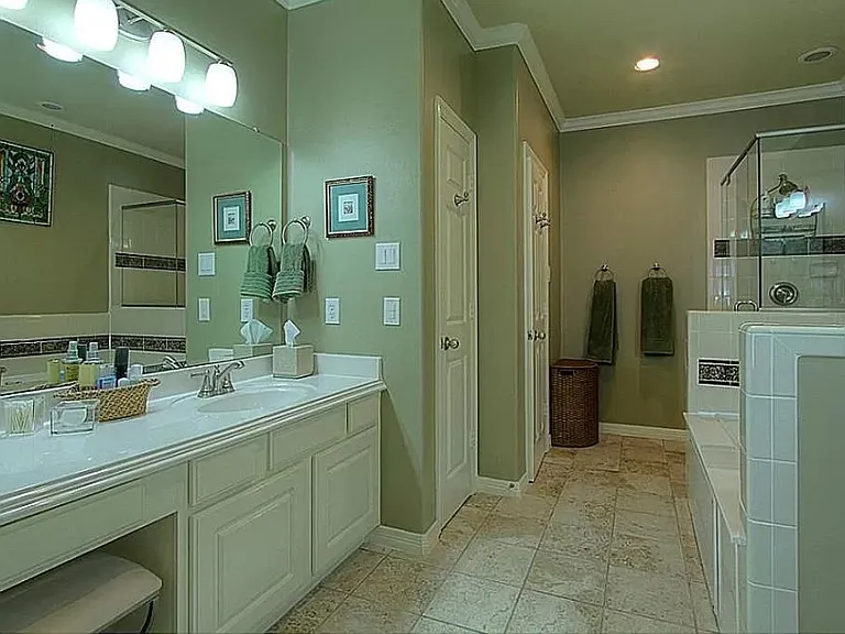 Huge Master's bathroom, his and hers vanity, bath tub and shower